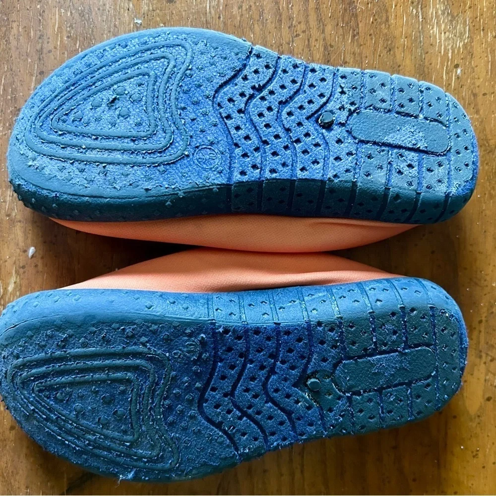 Dinosaur hard bottoms water shoes size 9/10 kids